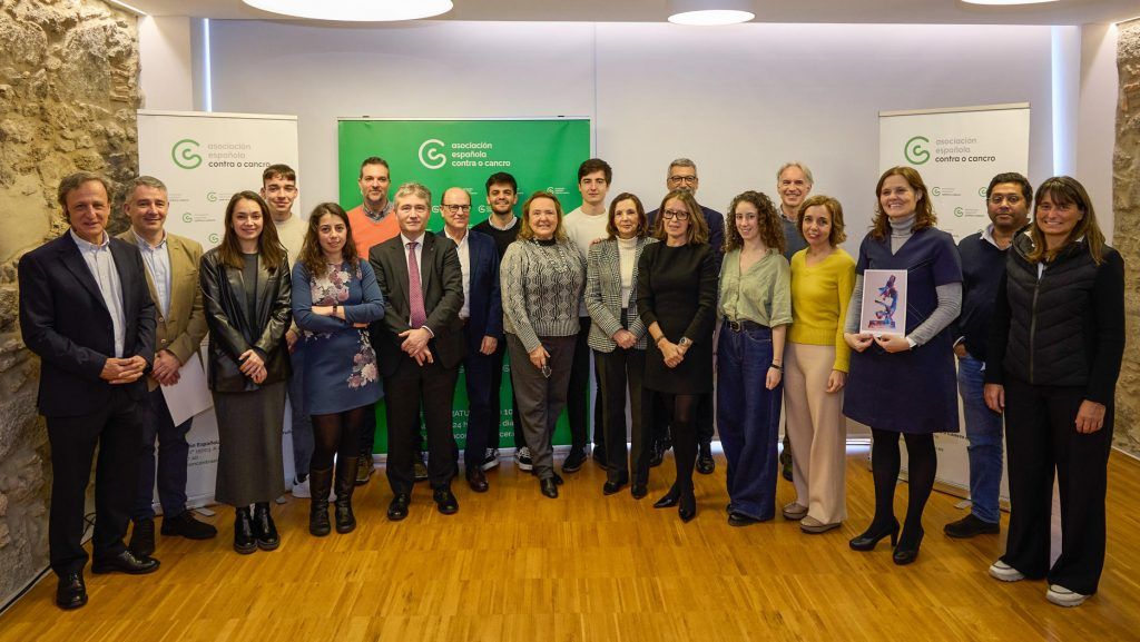 Foto grupal del acto de presentación de las Ayudas AECC 2023