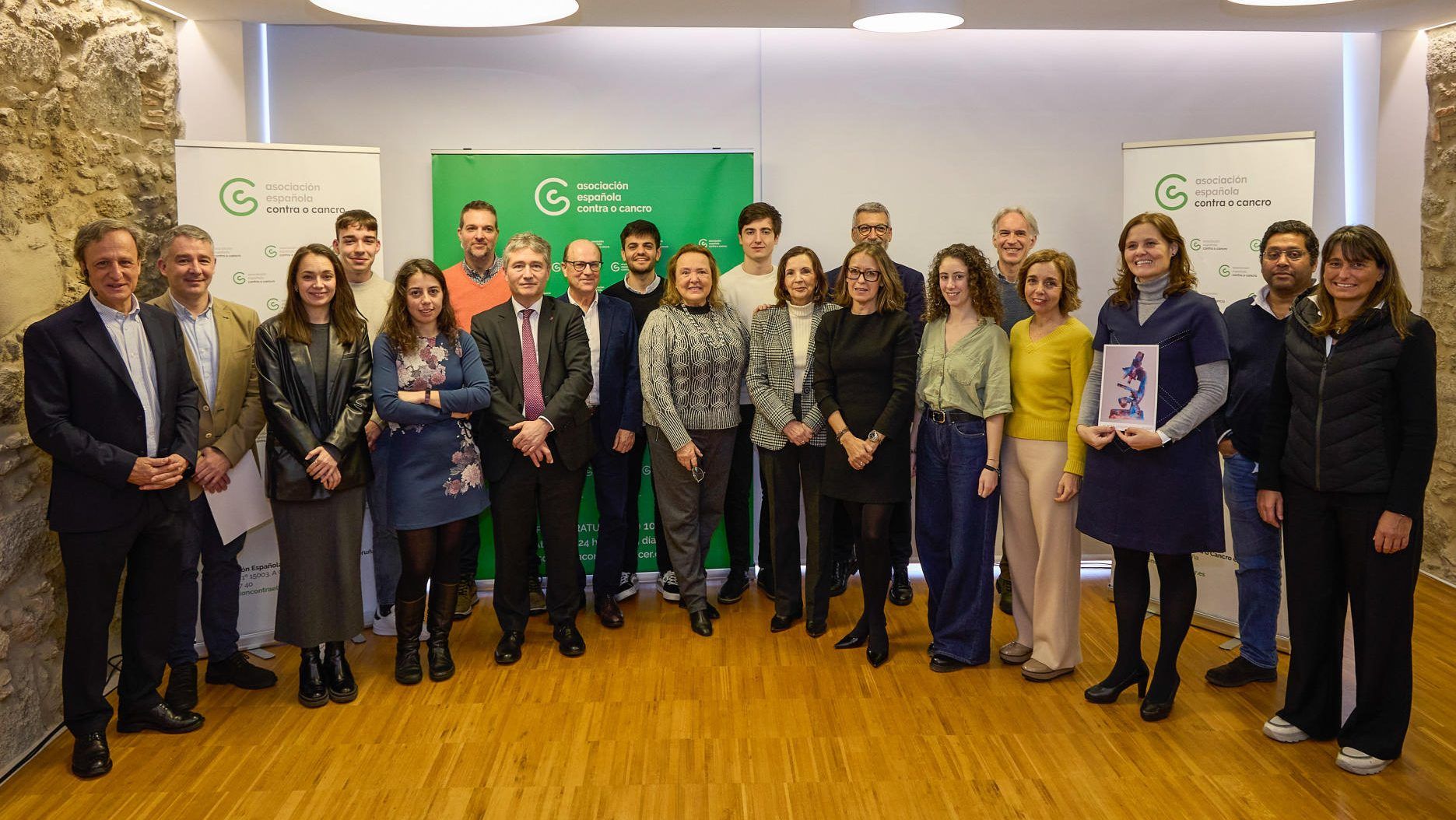 Foto grupal del acto de presentación de las Ayudas AECC 2023